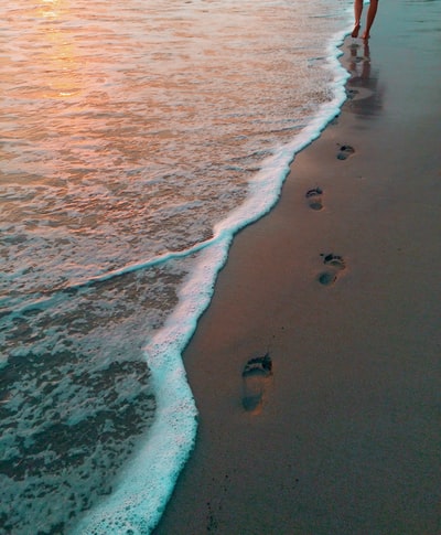 脚印在海滨
